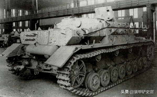 随着战争的进程,三号,四号坦克与突击炮的装甲裙板除了形状发生变化外