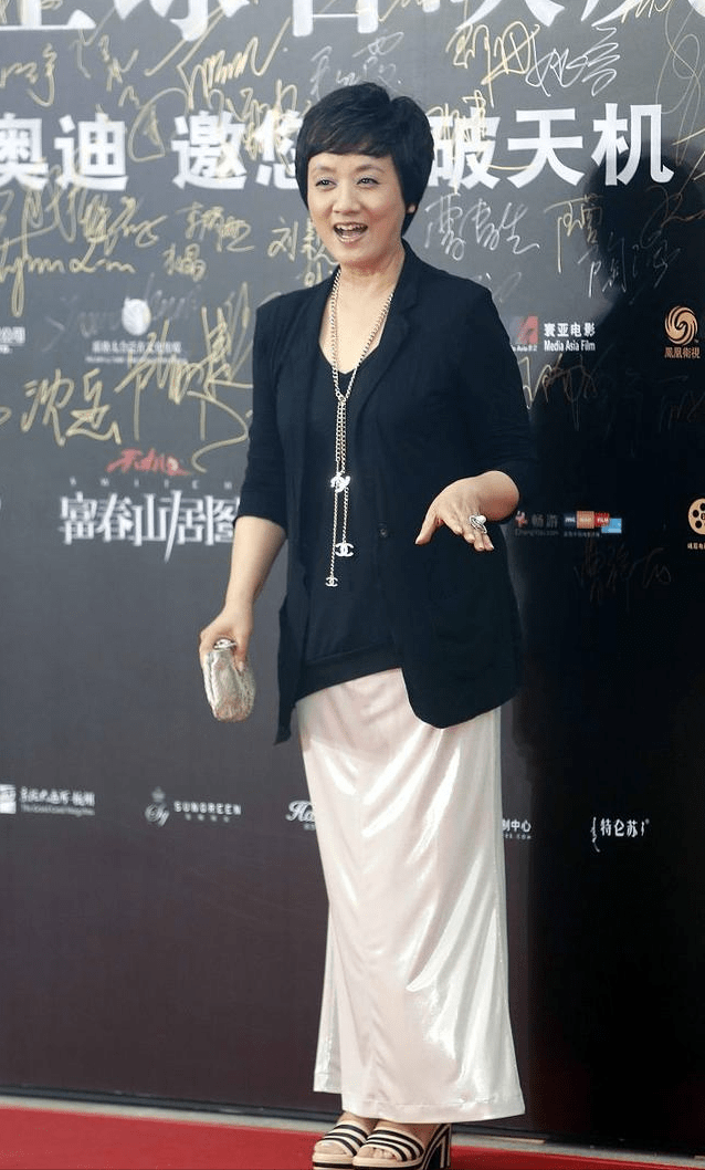 邓婕老了更耐看,奶奶年纪还穿"鱼皮裙",这气质同龄人比不了