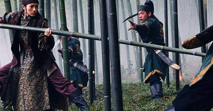 古代中埋伏的那些将军,也不是瞎子,为何藏在草丛的伏兵看不见!