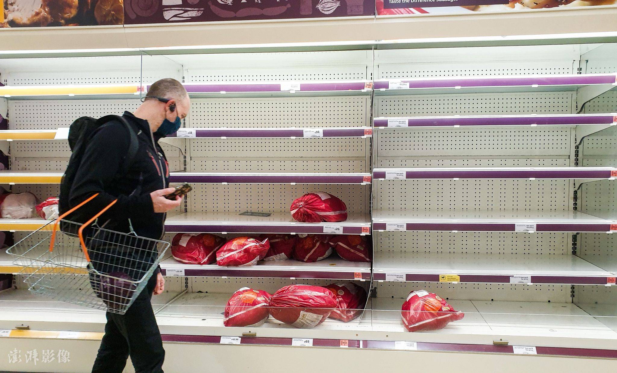 圣诞节前 伦敦市民采购抢光超市货架