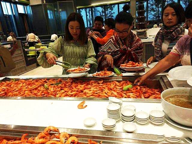 泰国旅游陷入寒冬，当地人却表示：吃自助终于没人来“抢虾”了