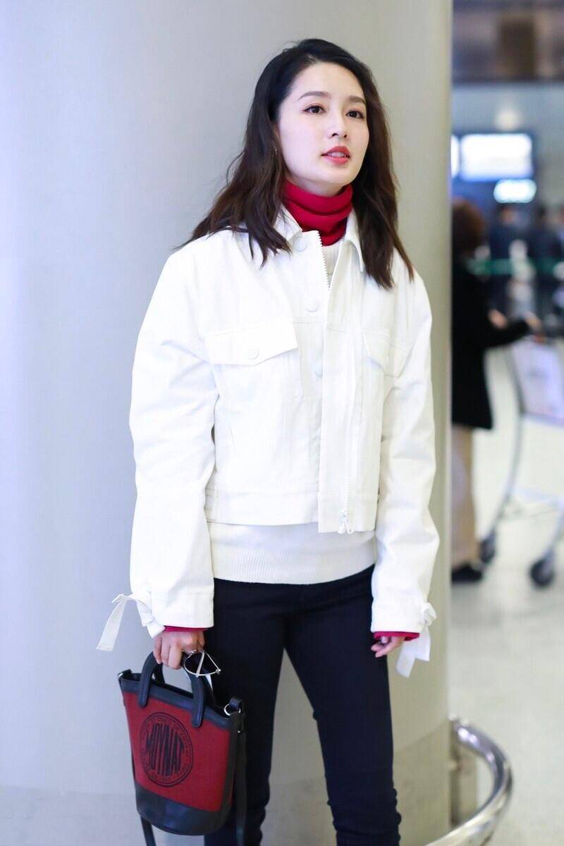 李沁是穿搭实力派白色牛仔外套配牛仔裤简约随性高级洋气