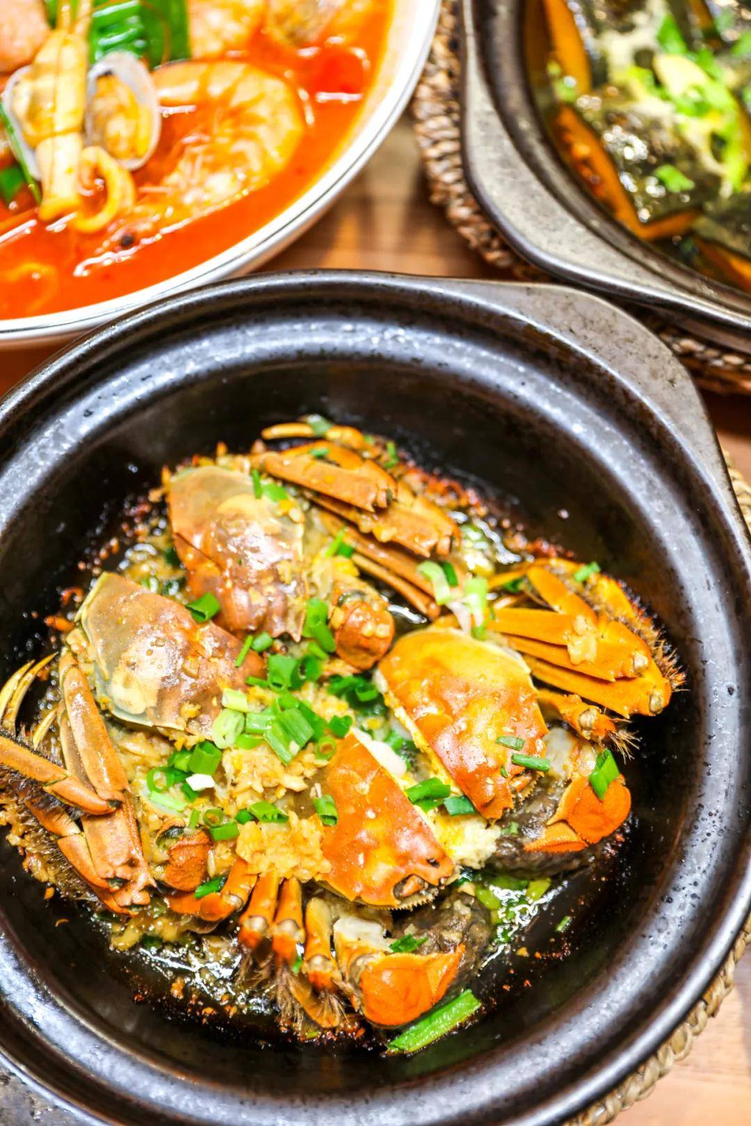 ▼焗大闸蟹缸里活蹦乱跳的海鲜是店里当之无愧的头牌,所以在食材的