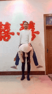 原创搞笑gif段子小哥你这牙齿太实用了难道是镶的多功能吗