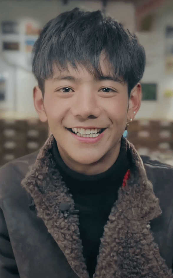 丁真10岁上课照曝光专注地盯着黑板教学条件差到无法想象被迫辍学