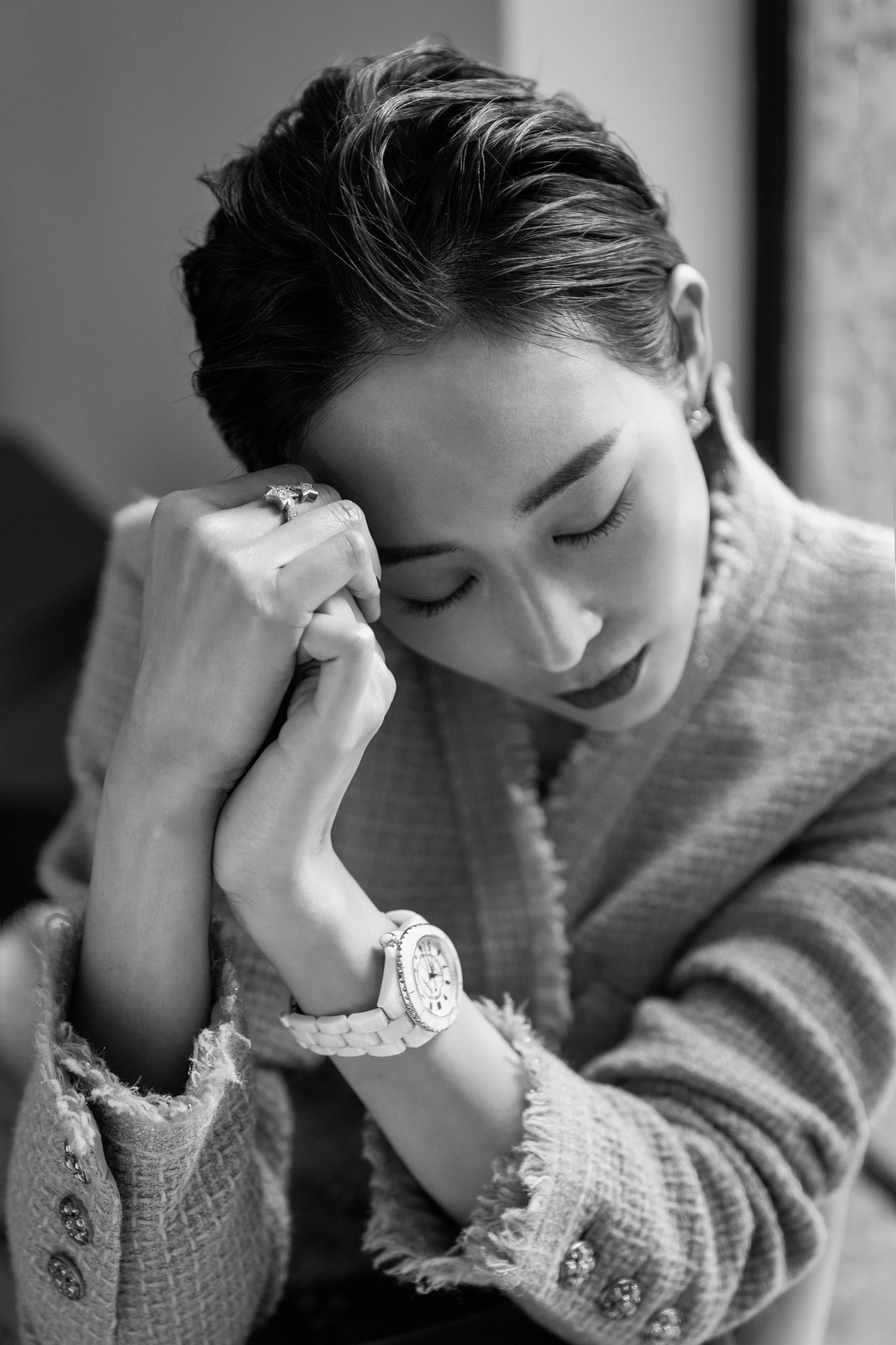 张钧甯背头造型酷飒精致举手投足展现时尚魅力