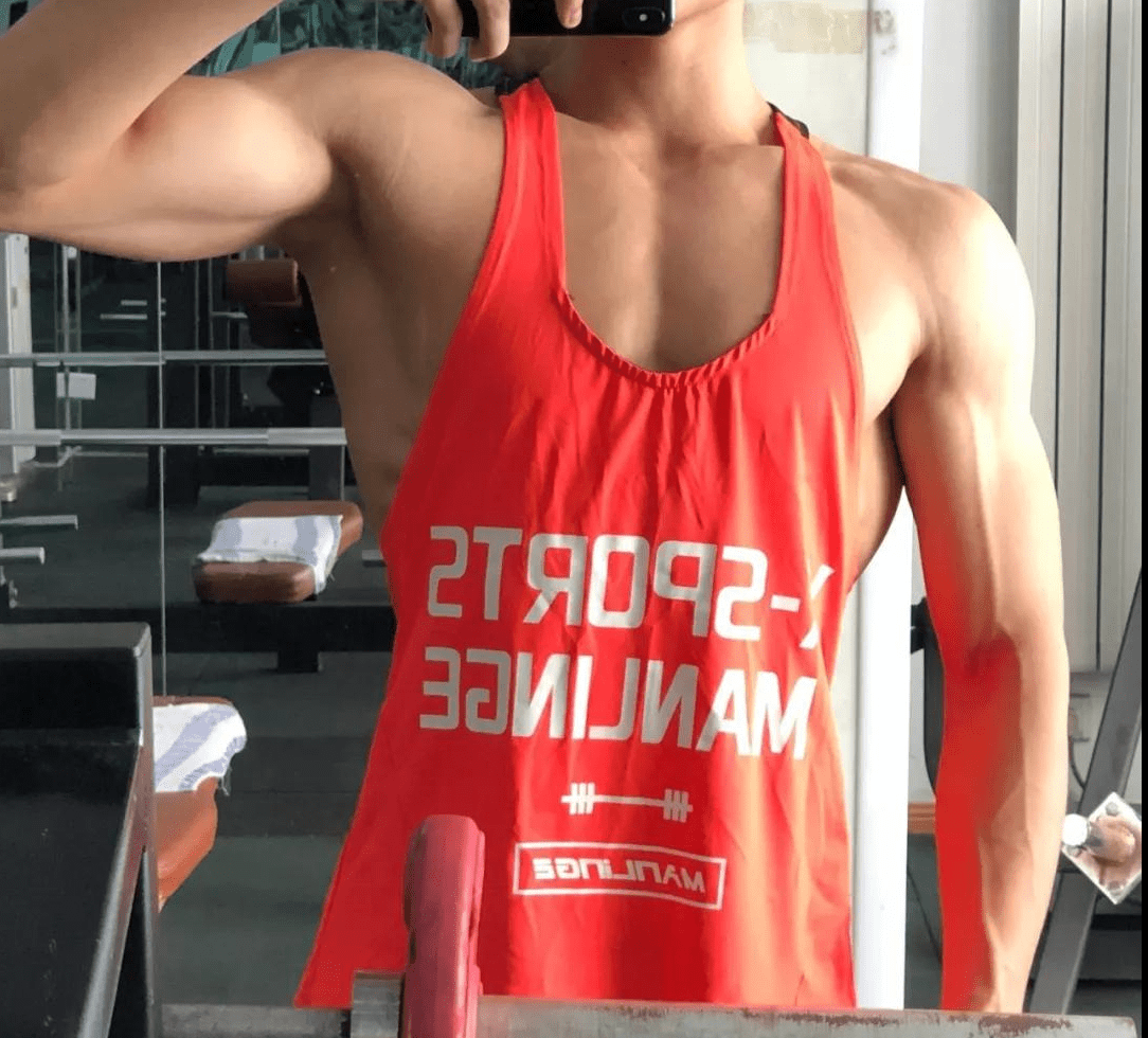 饱满胸肌人鱼线这位肌肉小狼狗身材太有料因不想颓废而撸铁