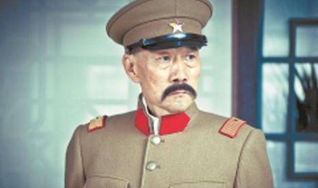 如今66岁的李雪健已经退居幕后,现在儿子长大年人,并遗传了父母强大的