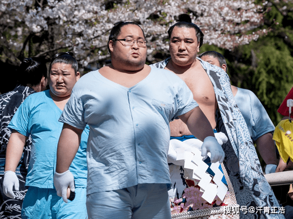 日本相扑手300多斤,一脸横肉,为何日本女人不在乎,争着要嫁