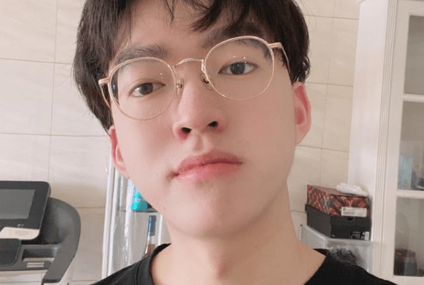 原创寒夜跟滑板鞋过不去了?和毒纪打完一架还不够,又盯上lol主播