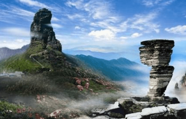 中国一藏在悬崖缝隙的寺庙，非常隐蔽和险峻，却有众多游客前往