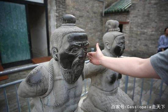 中国最“无奈”雕像，尴尬部位被摸得发亮，游客：摸了婚姻更幸福