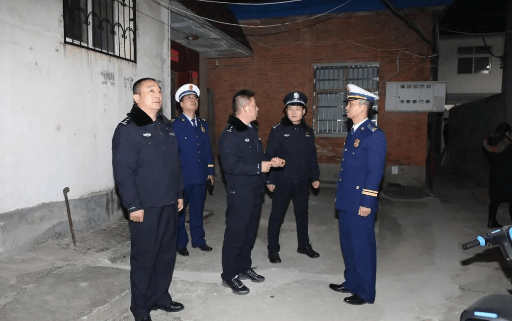 12月24日夜,潢川县政府党组成员,公安局局长何晓伟在县公安局党委委员