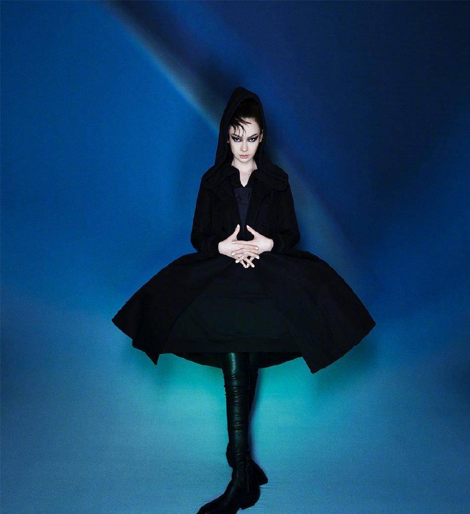 戚薇登封面 烟熏高马尾造型暗黑时髦