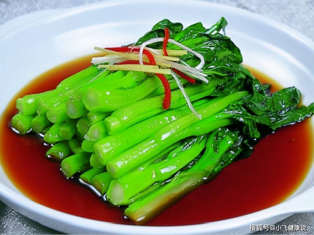 白灼菜心材料:菜心,大蒜,葱花,酱油做法:1,菜心洗净,切去头部待用2,烧