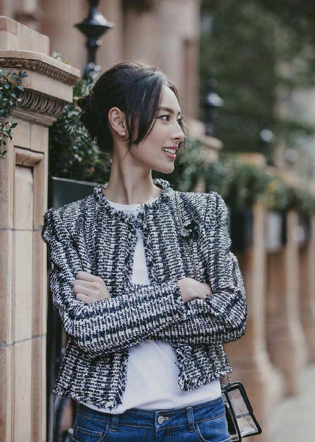 原创31岁梁洛施气质真好穿小香风外套配牛仔裤清新甜美超减龄