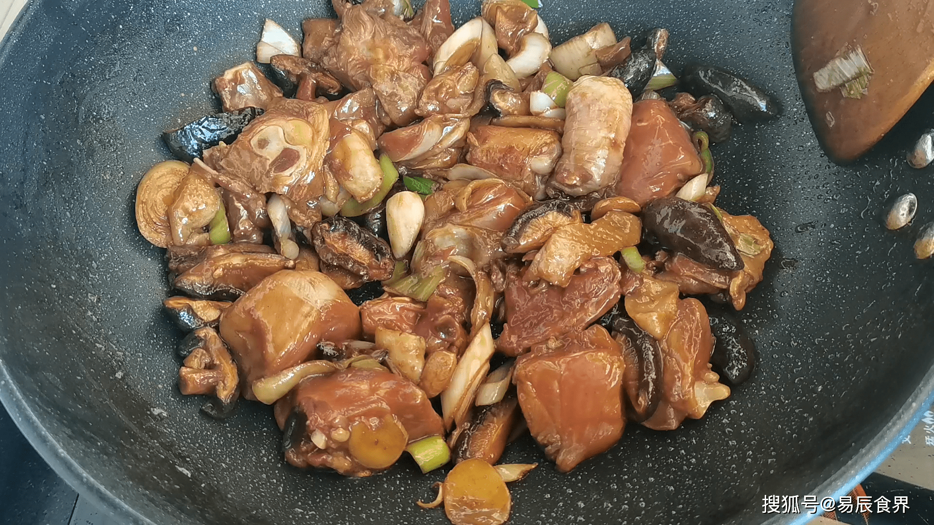 黃燜雞米飯,必須會做的一道菜,口感鮮嫩香味濃郁多吃三碗飯_香菇