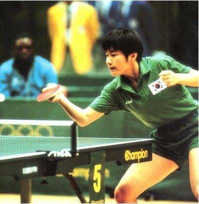 1986年,年仅17岁的玄静和与梁英子配合,在女团决赛中的女双项目上击败