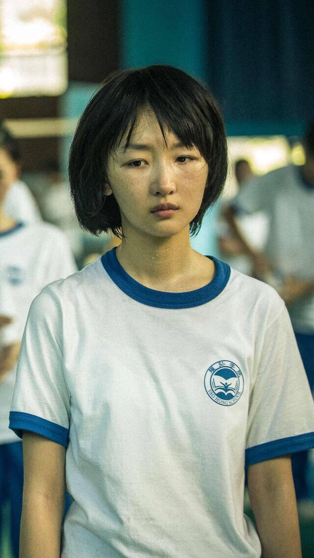 周冬雨都嫌弃自己的内双肿泡眼?她的同款清透眼妆其实电力满满