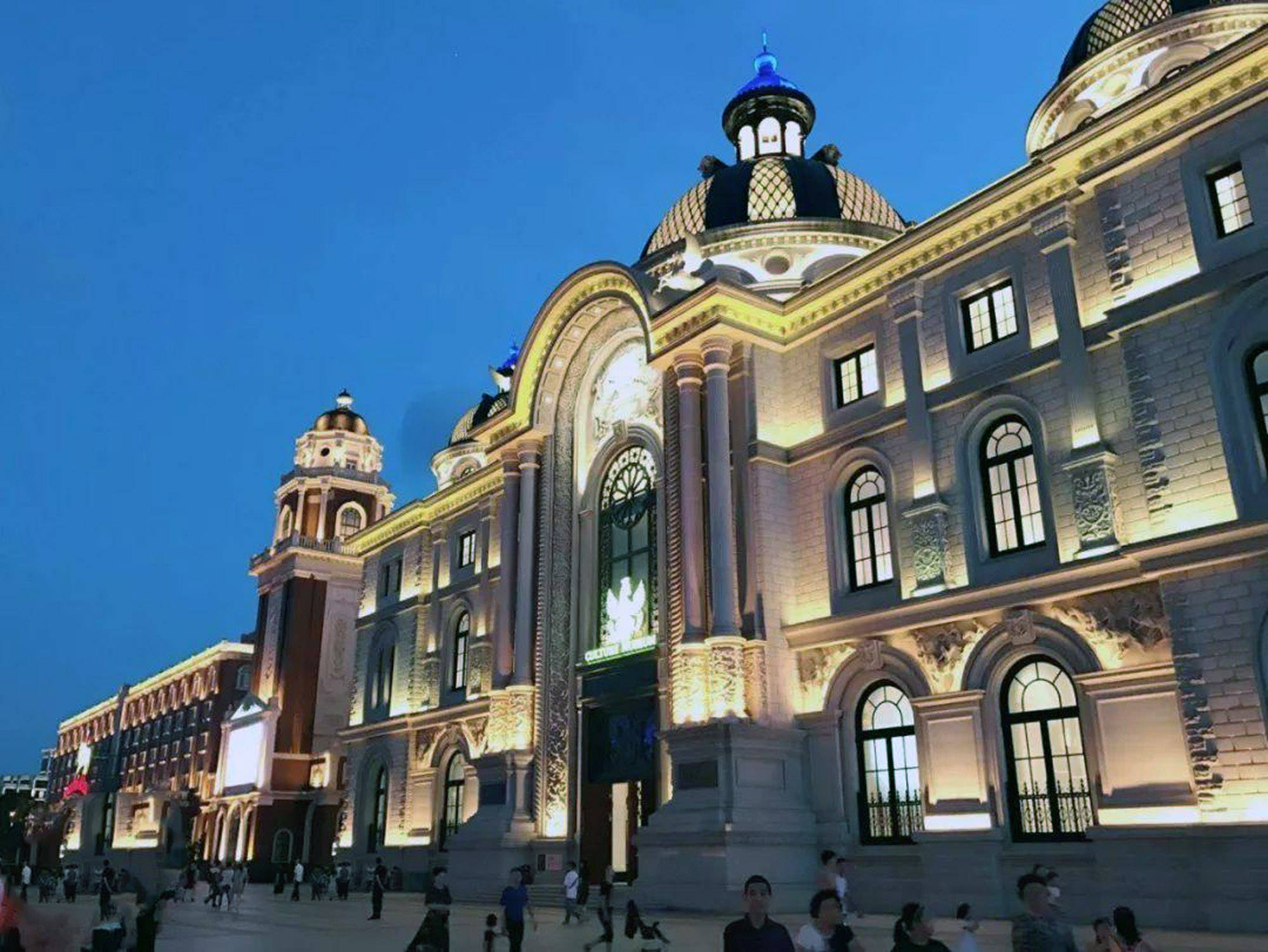 红红的屋顶旋转的立柱上海的余庆路具有欧洲风格的建筑