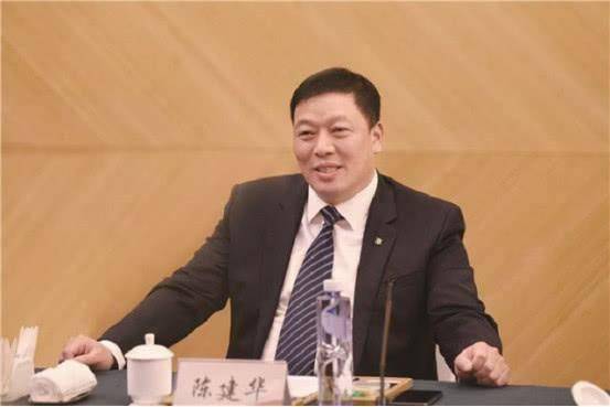 江苏女首富诞生了,今年平均一天赚1个亿,丈夫比自己还小4岁_范红卫