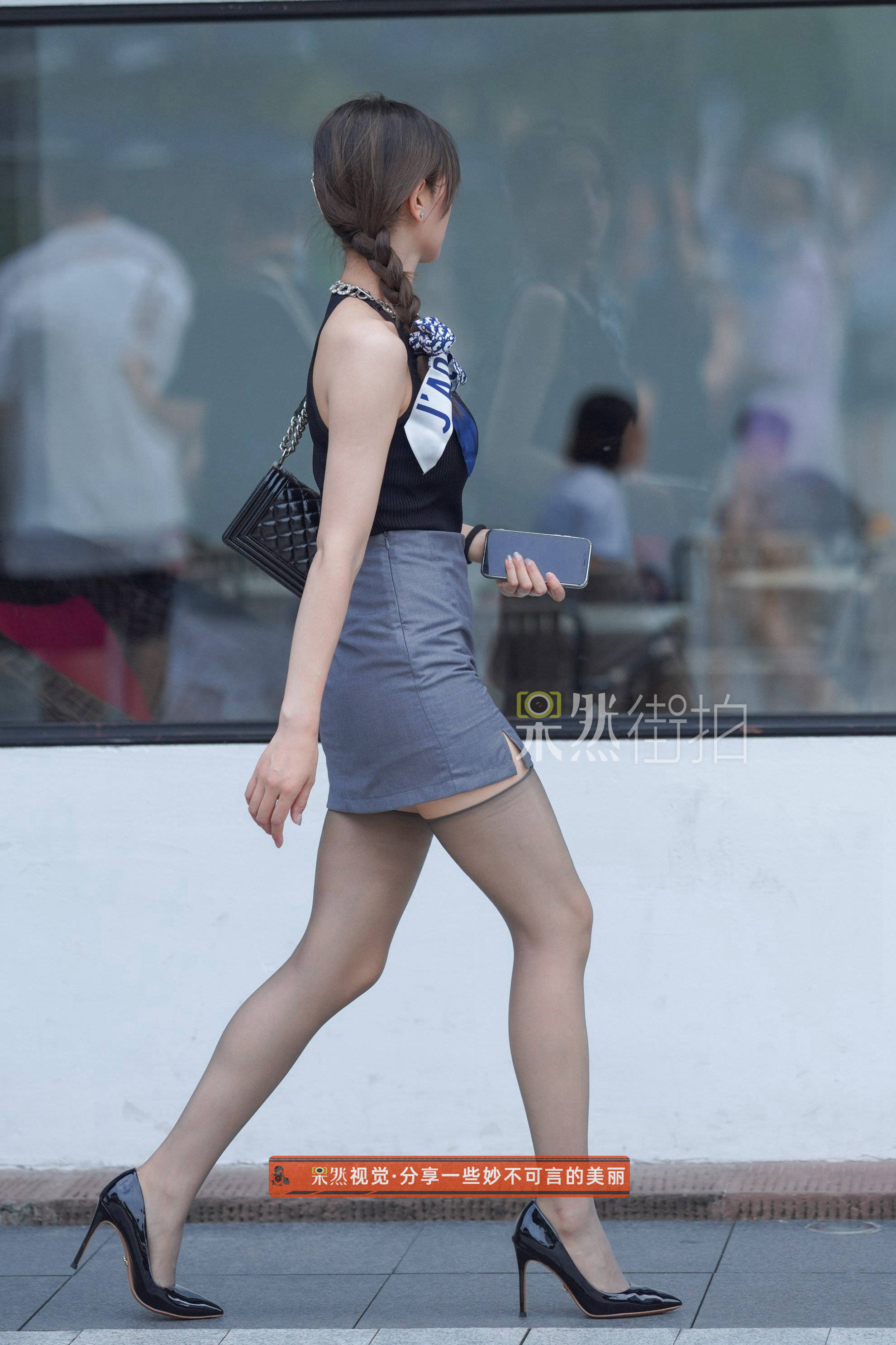 腿模街拍身材修长的职场白领