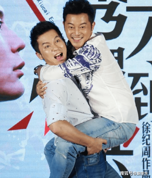 体重,引起现场观众连连夸赞其强壮,然后郑恺与现场"阿姨"互动,沙溢怼