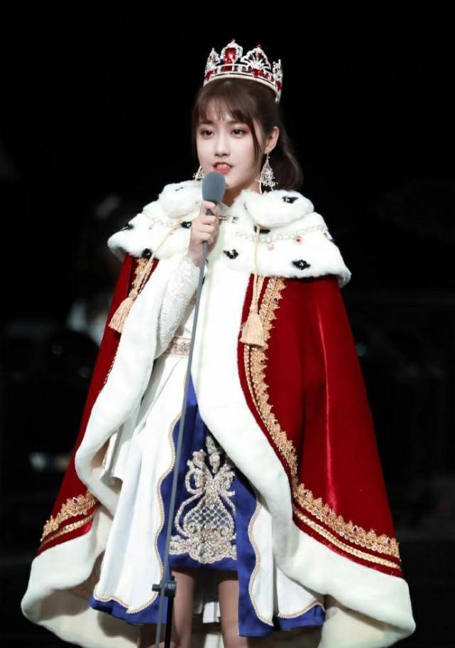 因为舞蹈关系,最初在团内位置非常边缘的李艺彤,成功的开发