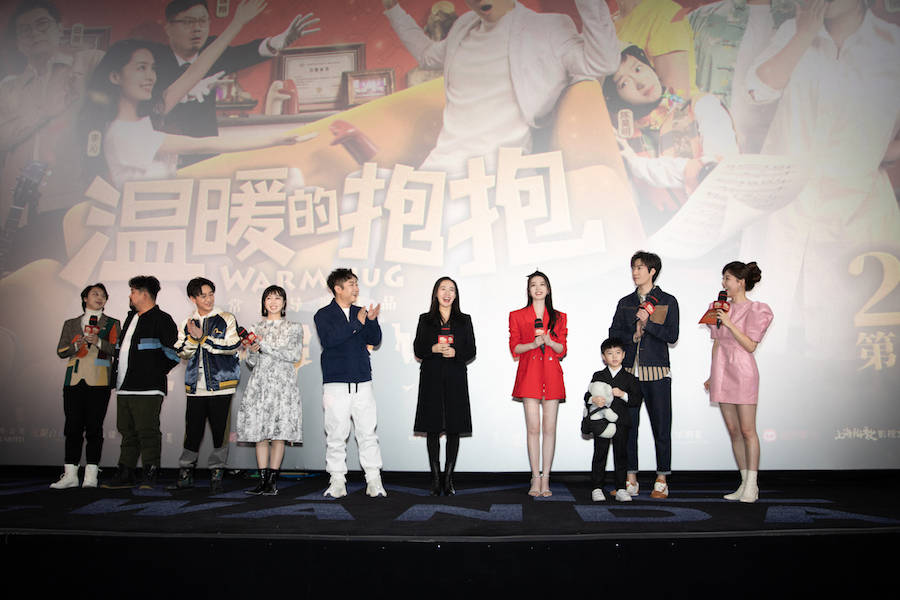 王智出席《温暖的抱抱》首映礼 卖力宣传再跳《无价之姐》_手机搜狐网