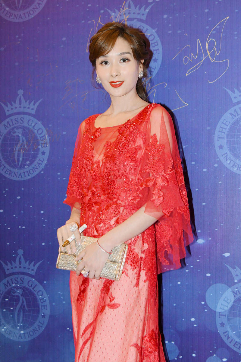 杨恭如真不愧是冻龄女神穿一袭红色连衣裙出席活动减龄时髦