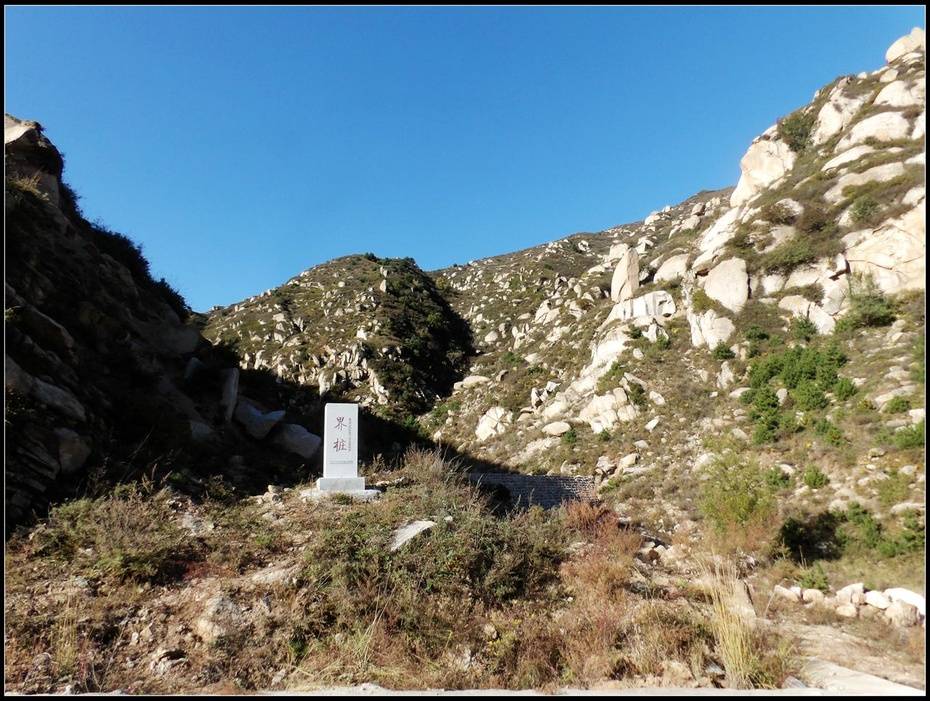 刀光暗淡硝烟尽,断壁残墙向天歌