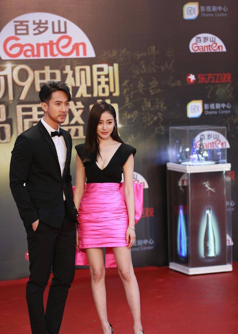 吴尊张天爱同框亮相吴尊胡子养眼张天爱粉色蝴蝶结吸睛