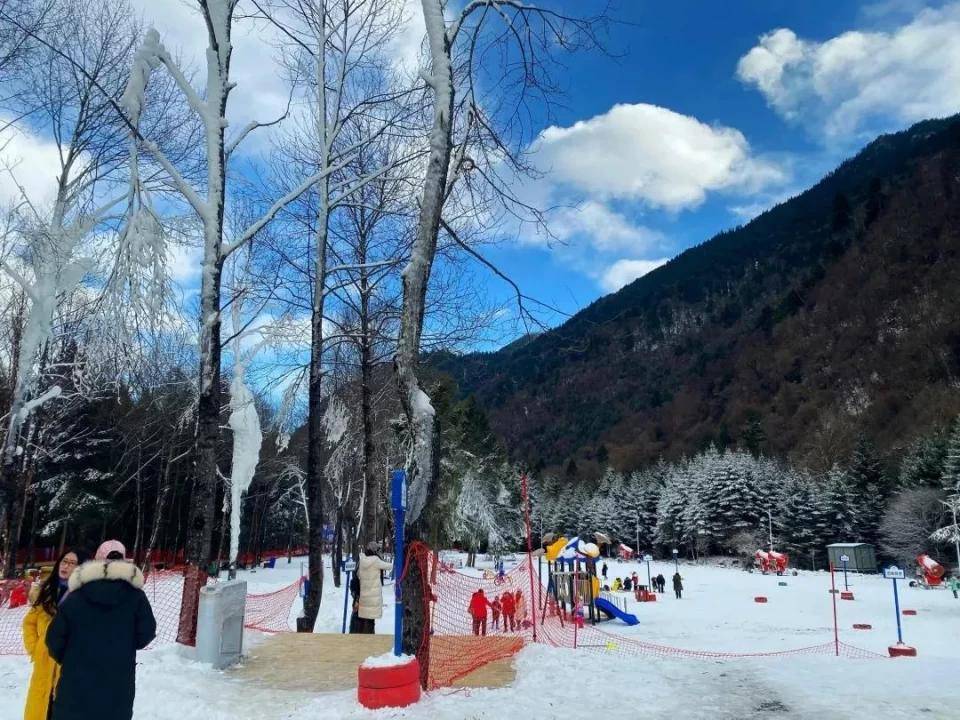 孟屯河谷滑雪場位於四川阿壩州理縣東北的上孟鄉境內,距成都190公路