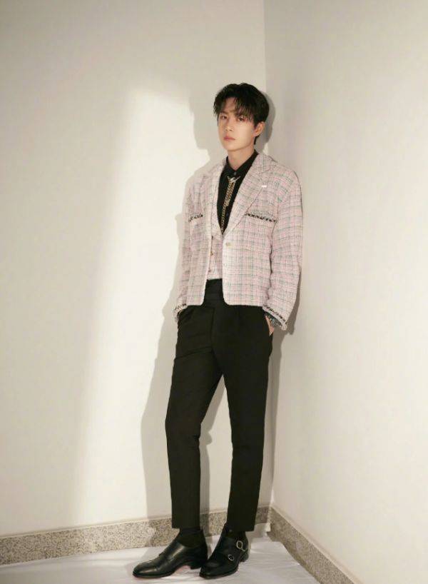 有种神颜叫王一博穿小香风西装帅出新高这身材比例太迷人