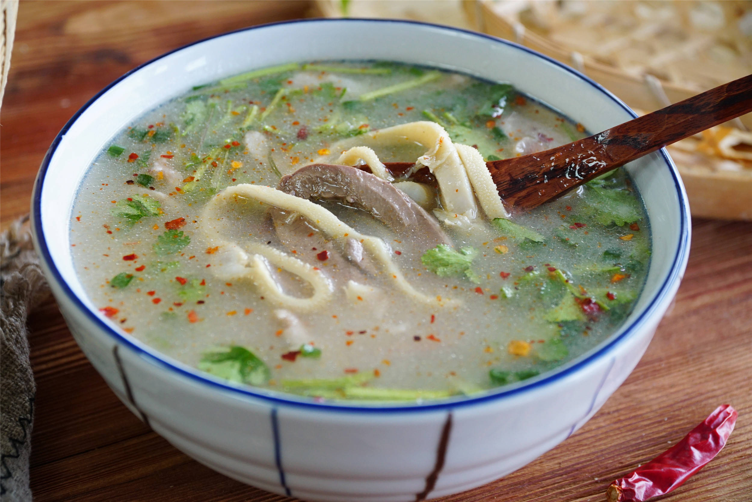 每一个地方都有属于自己的"市井"味道,羊杂碎名字不好听,样子也不怎么