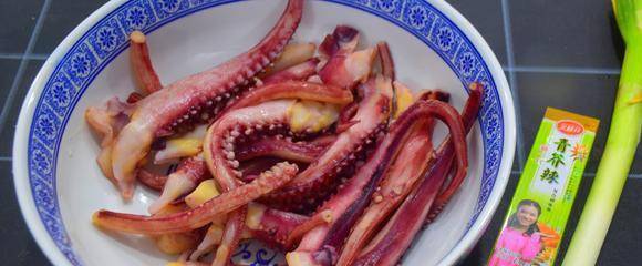 怎样做出劲道脆爽的白灼章鱼足,饭店里都这样做,你也试试看吧