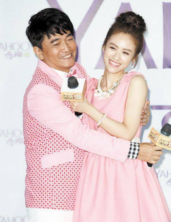 原创57岁吴宗宪罕晒全家福他与张葳葳孕有一儿三女都是高颜值