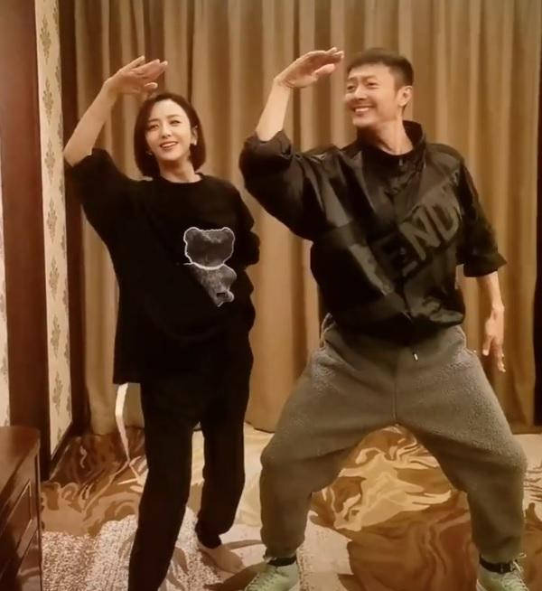 印小天佟丽娅一起跳舞十分默契 舞姿超魔性
