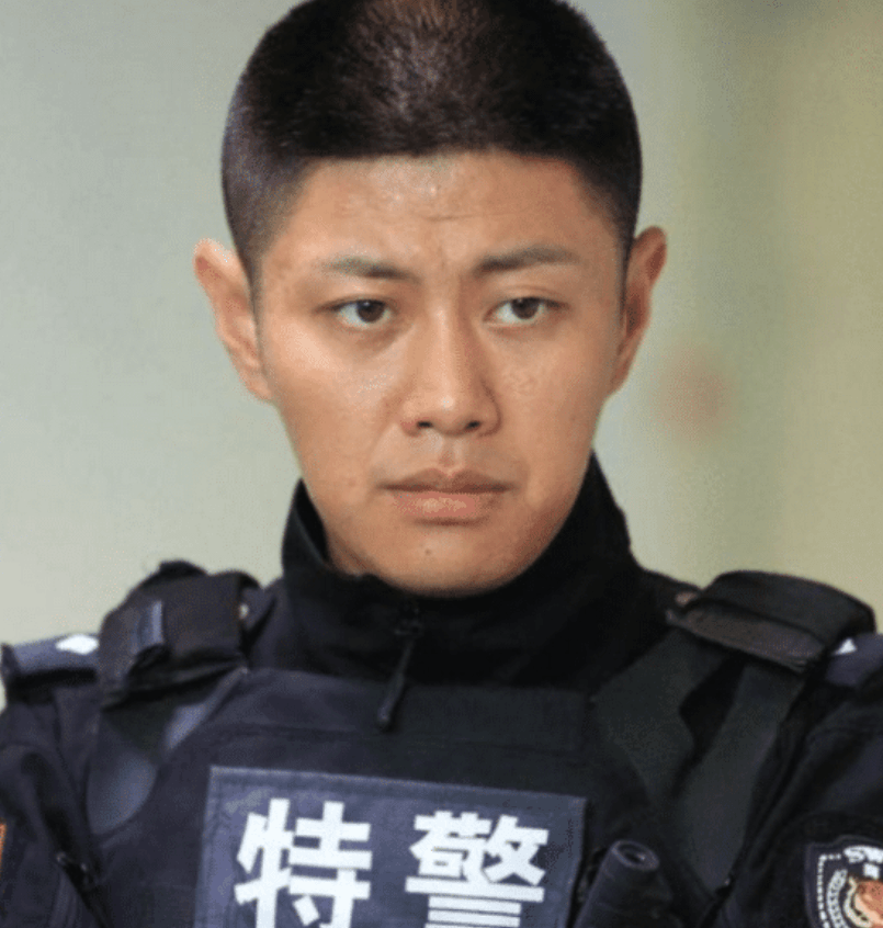 曾因"特种兵"走红,却让全剧组人等他半年,今用8名替身无人吐槽_赵荀