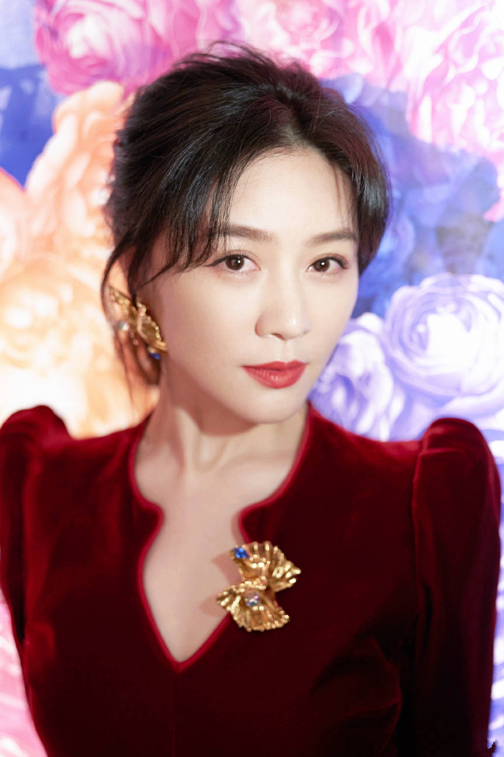 田海蓉获最佳女配角奖一袭白色水钻裙搭配好身材高贵艳丽