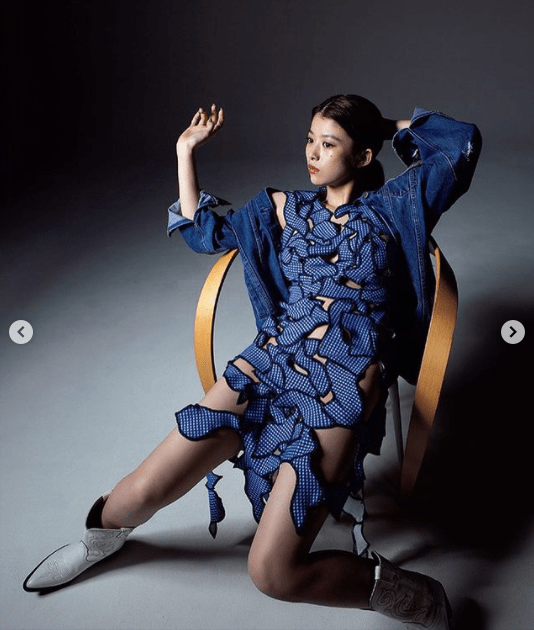 性感女神马场富美加衬衫全开拍摄封面搭配牛仔外套展现朦胧性感美