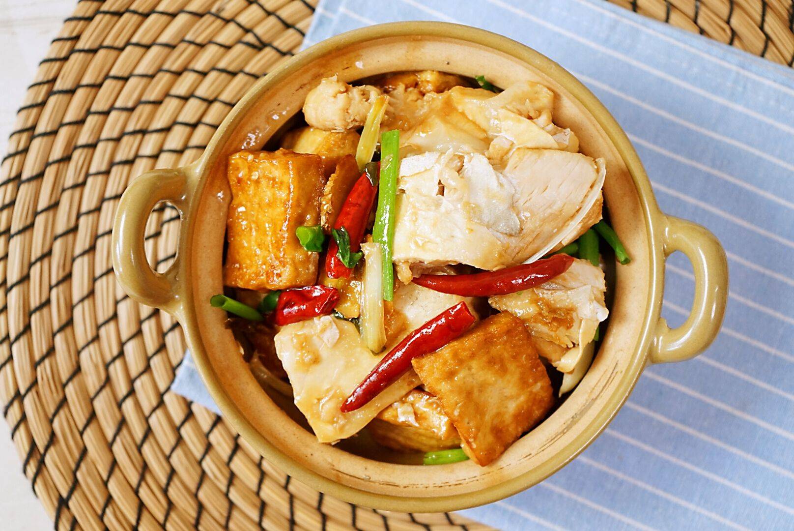 软嫩鲜香的豆腐鱼腩煲易于消化还下饭寒潮中吃这个真舒服