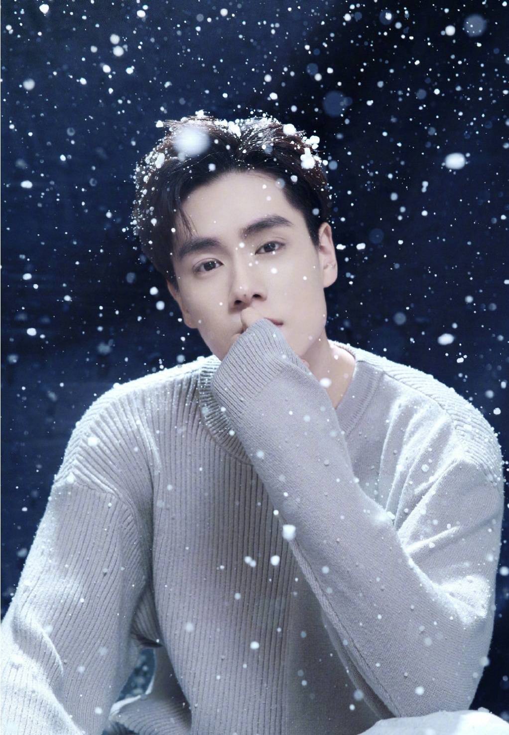 胡一天也太帅了吧穿灰色毛衣时尚大方轻松拍大片