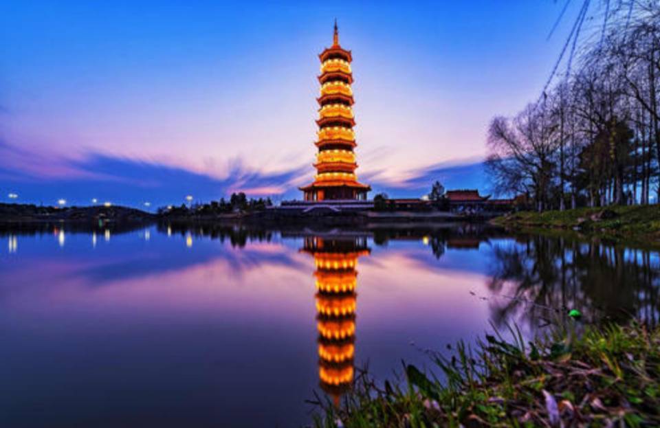 中国目前最高的古式高塔，位于一个公园内，如今不对外开放