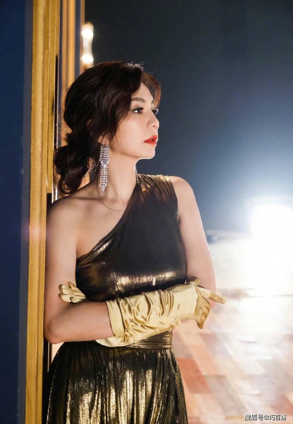 ella陈嘉桦晒性感照,穿上深v开叉亮片裙,秀出妖娆曲线