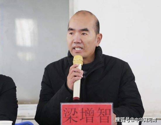 太康县教体局副局长李红旗代表太康县教育局和四柳树小学全体师生对