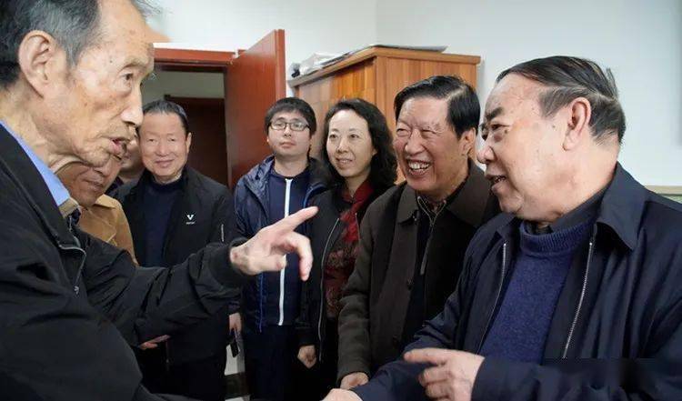 贾平凹(右一),周明(右二),齐雅丽(右三)在礼泉看望阎纲(左一)10月30