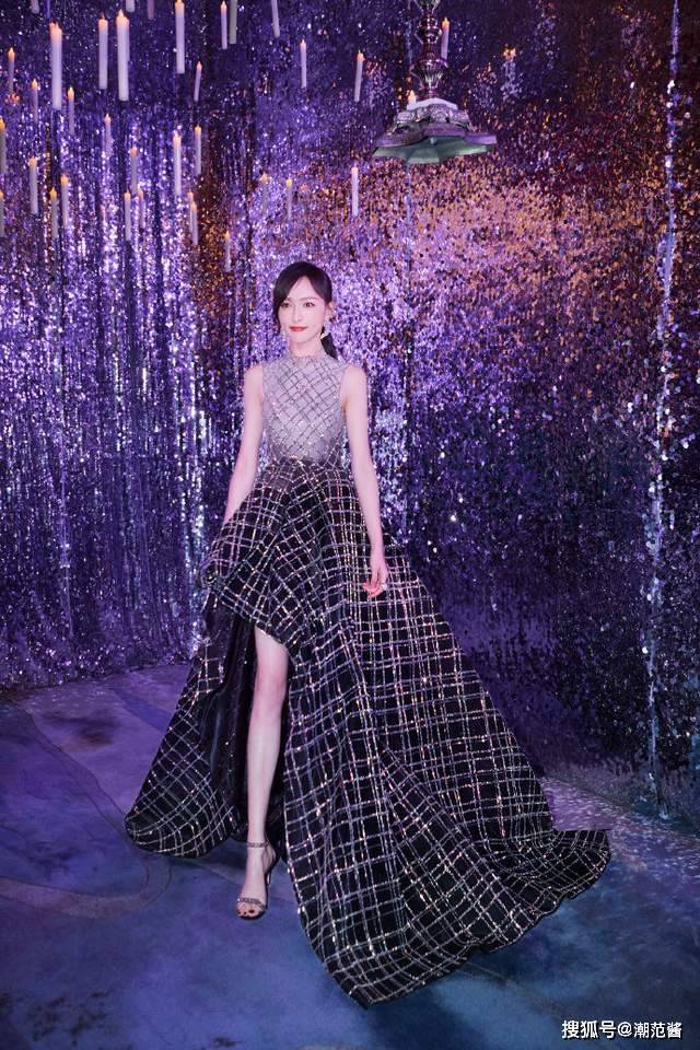 唐嫣身著georges hobeika 2020-2021秋冬高定黑色碎鑽禮服裙,佩戴萊紳