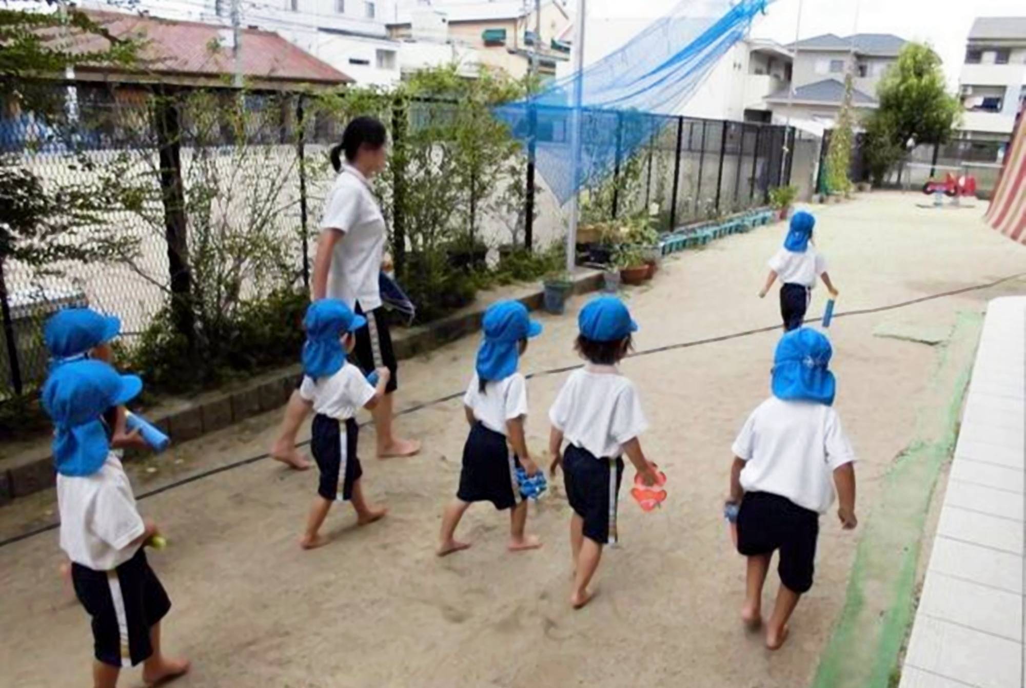 小学生光脚活动图片