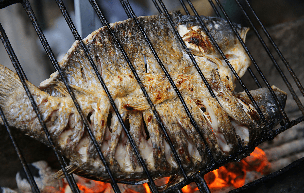 烤鱼应该这样做香辣可口还诱人约上几个朋友小聚过瘾